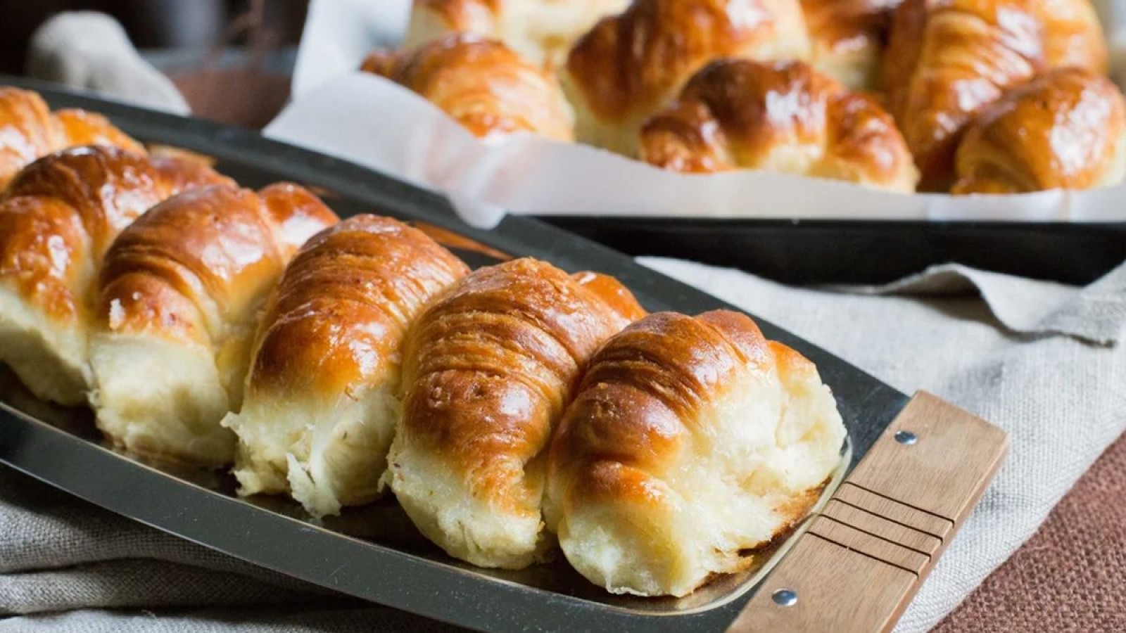 El gobierno de Milei gasta $16 millones en medialunas y panes para el desayuno